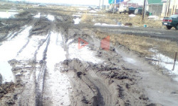 Эне-Сай конушунун баткакка тыгылган көчөлөрү