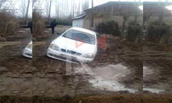 Өзгөн: суу түтүк жарылып, көчөнү каптап жатат