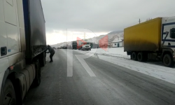 Көк-Бел ашуусунда жүк ташуучу унаалар өтө албайт турат