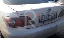 Жолдун так ортосуна унаасын токтотуп коюп, базар аралап кеткен айдоочу