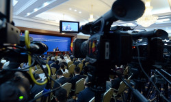 Өлкө башчысына суроосун камдап келген журналисттер көп болду