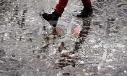 Аялдаманын алдындагы ээриген кардан пайда болгон көлчүк