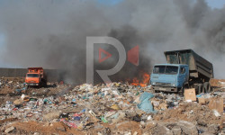 Таштанды төгүүчү жайдан чыккан кара түтүн шаар ичин каптап жатат