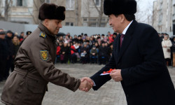 Сооронбай Жээнбеков жаңы кызматтык батирлердин ачкычын тапшырды 