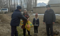 Кара-Буурада жашаган муктаж үй-бүлөлөргө жардам берилди