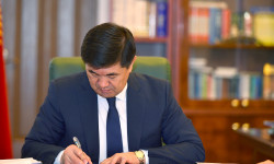 Абылгазиев кыргызстандыктарды Жаңы жыл менен куттуктады