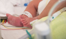 Өзбекстанда үч айлык баласын сатууга аракет кылган аял кармалды