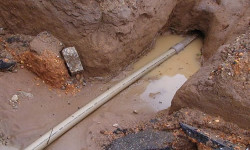 Кызарт: суу түтүк жарылып, айыл эли суу чыгаруу аракеттин көрүүдө