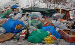 “Достук” өткөрмө бекетинин тегерегин таштанды басты