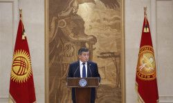 Президент кыргызстандыктарга мамлекеттик сыйлыктарды тапшырат
