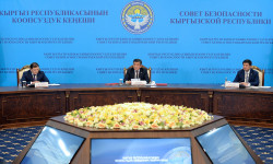 Сооронбай Жээнбеков: "Чечимдер тиешелүү деңгээлде аткарылбай жатат" 