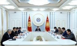 Президент коронавирустан коргонуу чаралары боюнча жыйын өткөрдү 