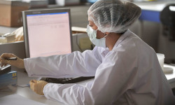 Кытайдан келген жарандар текшерүүдөн өтүүдө 