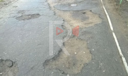 Үмөталиев көчөсүндөгү тротуардан басканга мүмкүн болбой калды