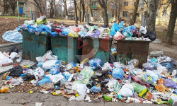 Бишкек: чачылган таштанды, балчыкка айланган көчө