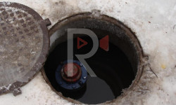 Мектептин короосундагы канализациянын капкагы ачык турат