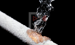 Токмок: суу түтүгү жарылып, суу талаага агып жатат