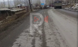 Папан айылынын жолун оор жүк ташуучу унаалар талкалап бүтүштү