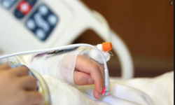 Кытай: дарыгерлер коронавируска кабылган эки айлык бөбөктү аман алып калышты