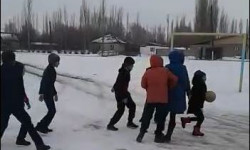 Муз үстүндө баскетбол ойногон Аң-Өстөн айылындагы окуучулар 