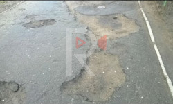 Бөкөмбаев көчөсүндөгү тамтыгы чыккан тротуар