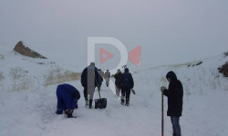 Лейлек району: Дейнөө айыл тургундары жолдогу карды өз күчтөрү менен тазалашат  