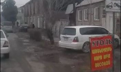 Токмок шаары: базардын тегерегиндеги башаламан унаа токтотуу  