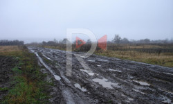 Жолдун баткагынан качкан окуучулар поезд жолу менен басканга аргасыз