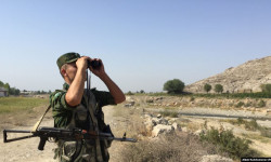 Өзбекстан чек арада кармалган 13 кыргызстандыкты коё берди