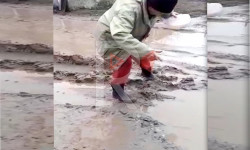 Бишкек: баткак жолдон түйшүк тарткан эл