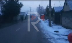 Тротуар жок, унаалардан жол талашкан жашоочулар