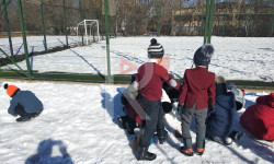 Байтик: спорт залдын жоктугунан дене тарбия сабагы эшикте өткөрүлөт