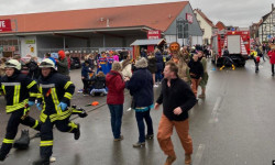 Германияда карнавалга чогулгандары машине сүзүп кетти