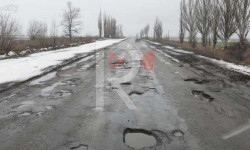 Өзгөн: жамалган жолдон түйшүк тарткан айдоочулар 