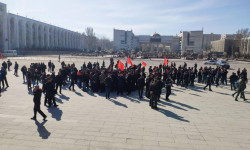 Ала-Тоо аянтында Садыр Жапаровдун тарапкерлеринин митинги өтүүдө