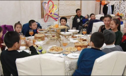 Жардамга муктаж үй-бүлөлөрдүн балдарына майрамдык концерт тартууланды