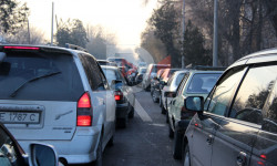 Аул менен Элебесов көчөсү кесилишкен жериндеги унаа тыгыны