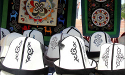 Бүгүн Кыргызстанда Ак калпак жана улуттук кийимдер күнү 