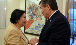 Президент улуу жазуучу Чыңгыз Айтматовдун үй- бүлөсүнө барды