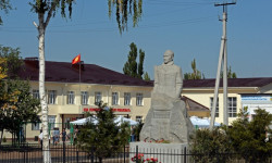 Сүймөнкул Чокморов атындагы 2 жыл мурун салынган мектеп урап калуу коркунучунда