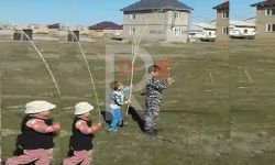 Жарылган канализациянын тегерегинде ойноп жүргөн балдар