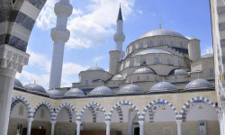 Өлкөнүн бардык мечиттеринде жума намазы убактылуу токтотулду 