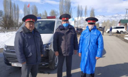 Талас: А.Жумабеков блок-постто тургандарга атайын кийимдерди тапшырды