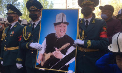 Төкмө акын Элмирбек Иманалиев жерге берилди