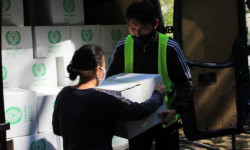 Бишкек мэриясы муктаж үй-бүлөлөргө жардам көрсөтүү иштерин улантууда