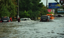 Вода затопила трассу в Джалал-Абаде, машины застревали