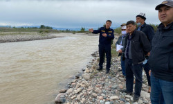 Замирбек Аскаров Чу дарыясынын жээгиндеги кооптуу аймактарды кыдырды