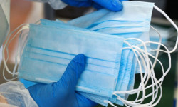 Коронавирустан сактануунун эң жөнөкөй эрежеси - бет кап тагынуу 