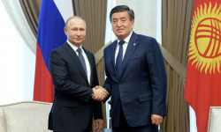 Президент Сооронбай Жээнбеков Владимир Путинди Россия күнү менен куттуктады