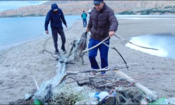 Айыл жаштары Ысык-Көлгө мыйзамсыз салынган торлорду алып чыгышууда - Кыргызстан жаңылыктары   